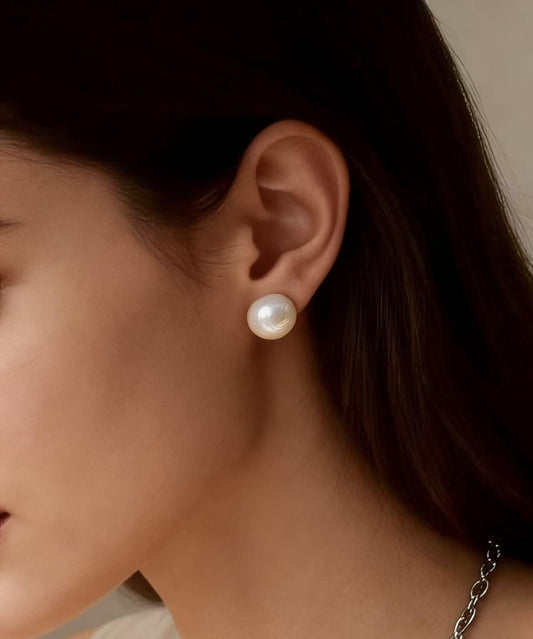round freshpearl earring on model with 925 silver