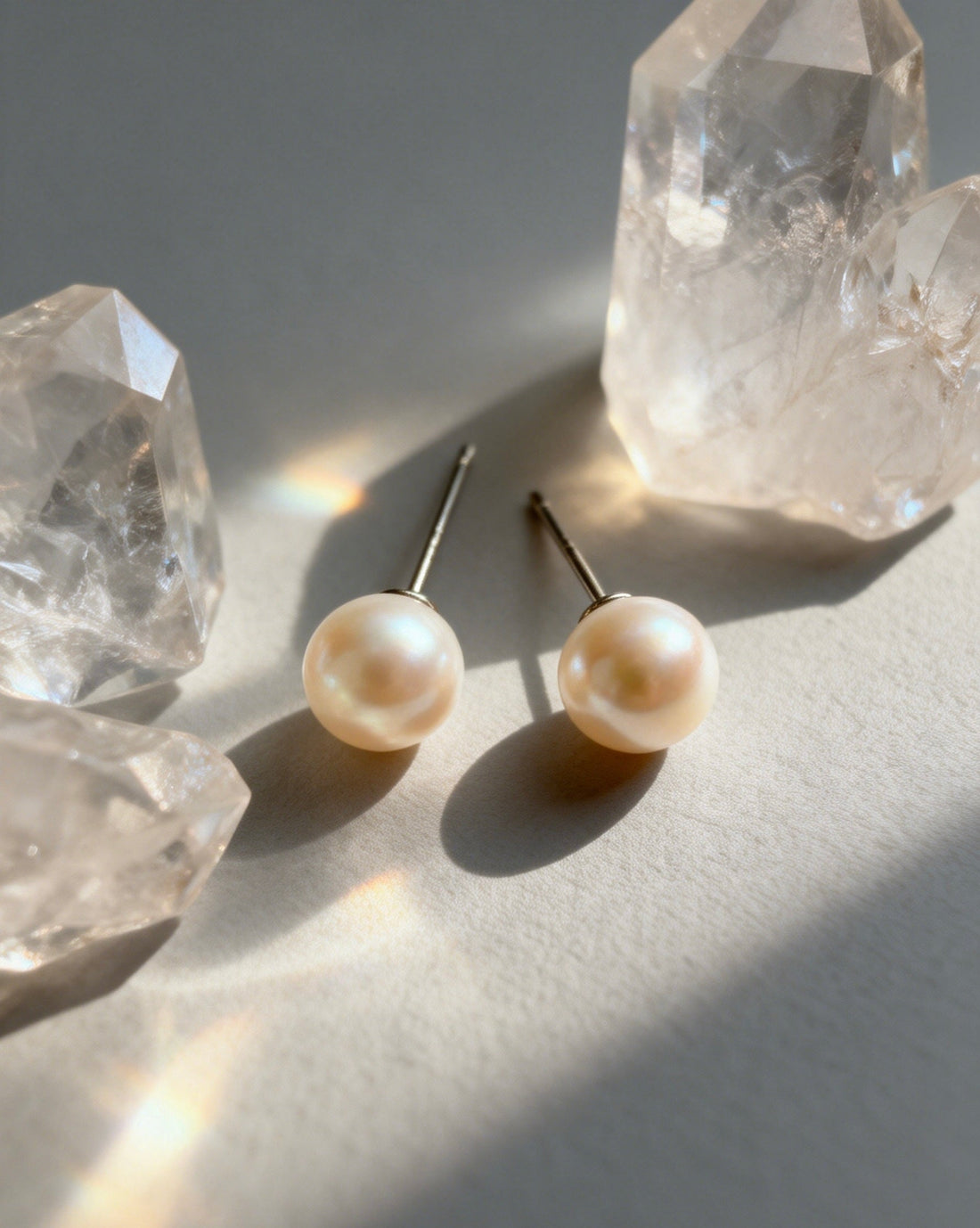 Which pearl type has a more metallic luster, Freshwater or Saltwater?