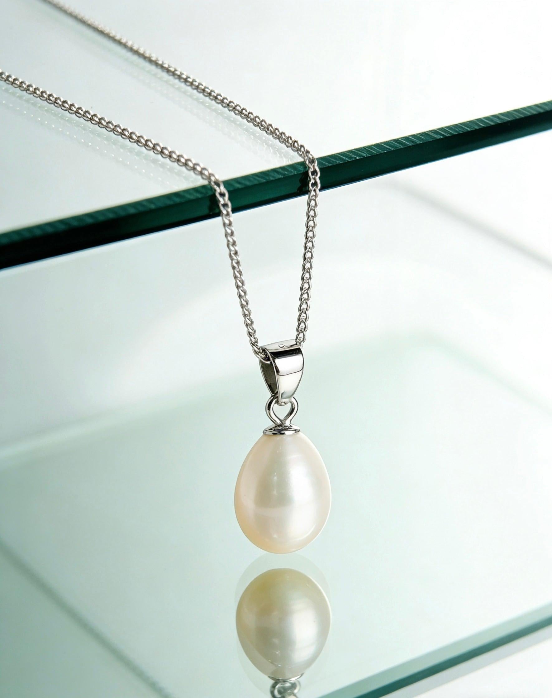 Baroque freshwater pearl pendant necklace with a cream-white pearl and 925 sterling silver chain.