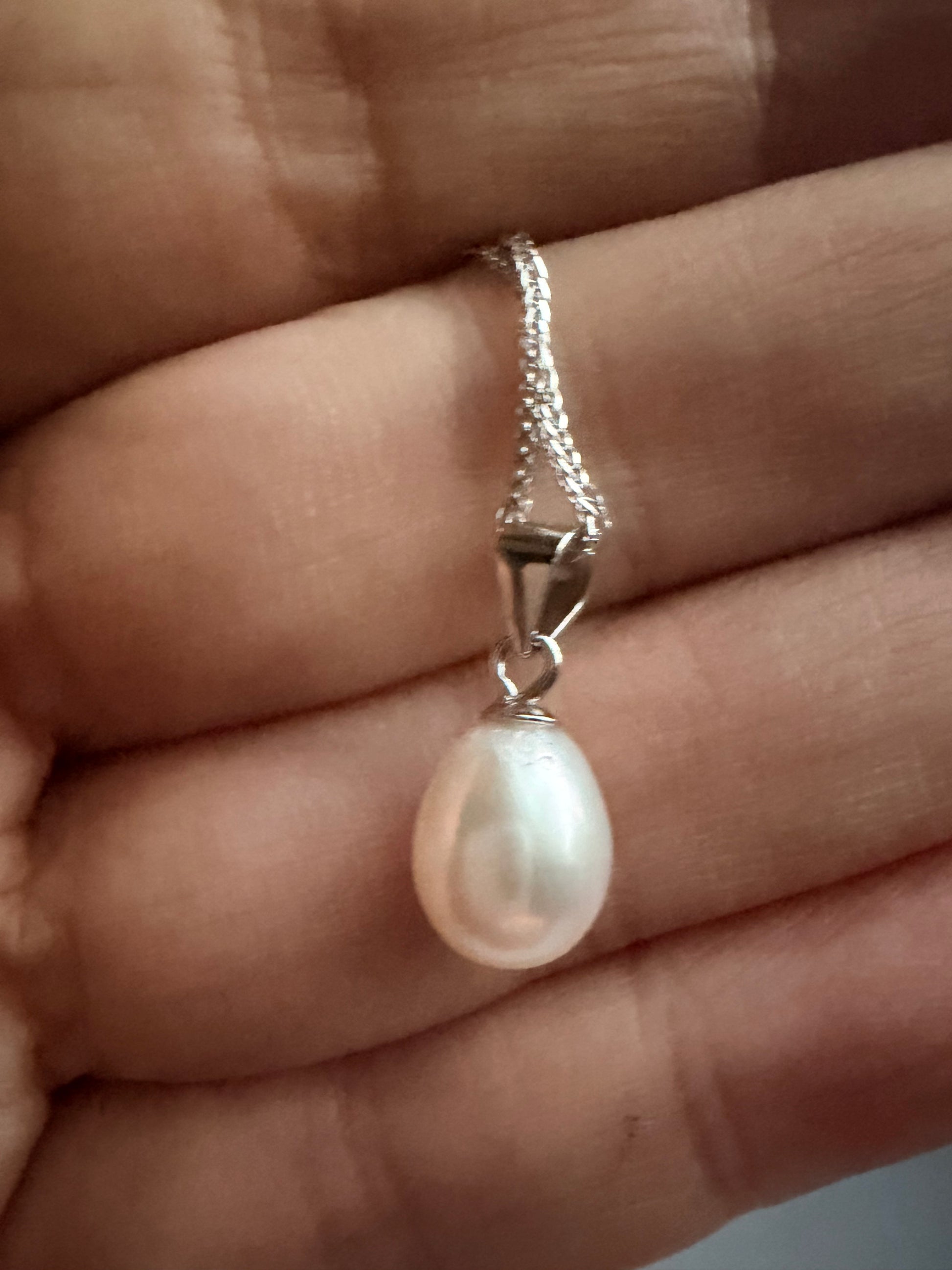 Baroque freshwater pearl pendant necklace with a cream-white pearl and delicate 925 sterling silver chain.