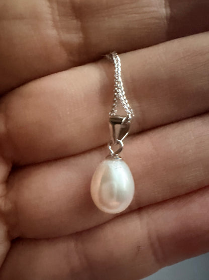 Baroque freshwater pearl pendant necklace with a cream-white pearl and delicate 925 sterling silver chain.